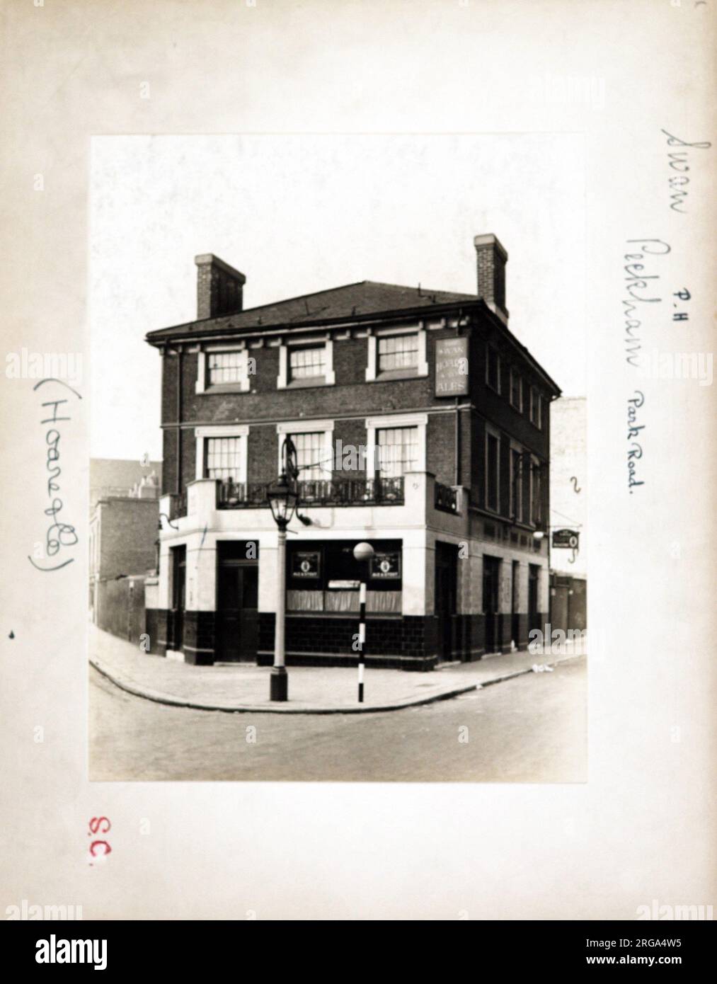 Photograph of Swan PH, Peckham, London. The main side of the print (shown here) depicts: Face on view of the pub.  The back of the print (available on request) details: Trading Record 1934 . 1961 for the Swan, Peckham, London SE15 6TL. As of July 2018 . Now a block of flats Stock Photo