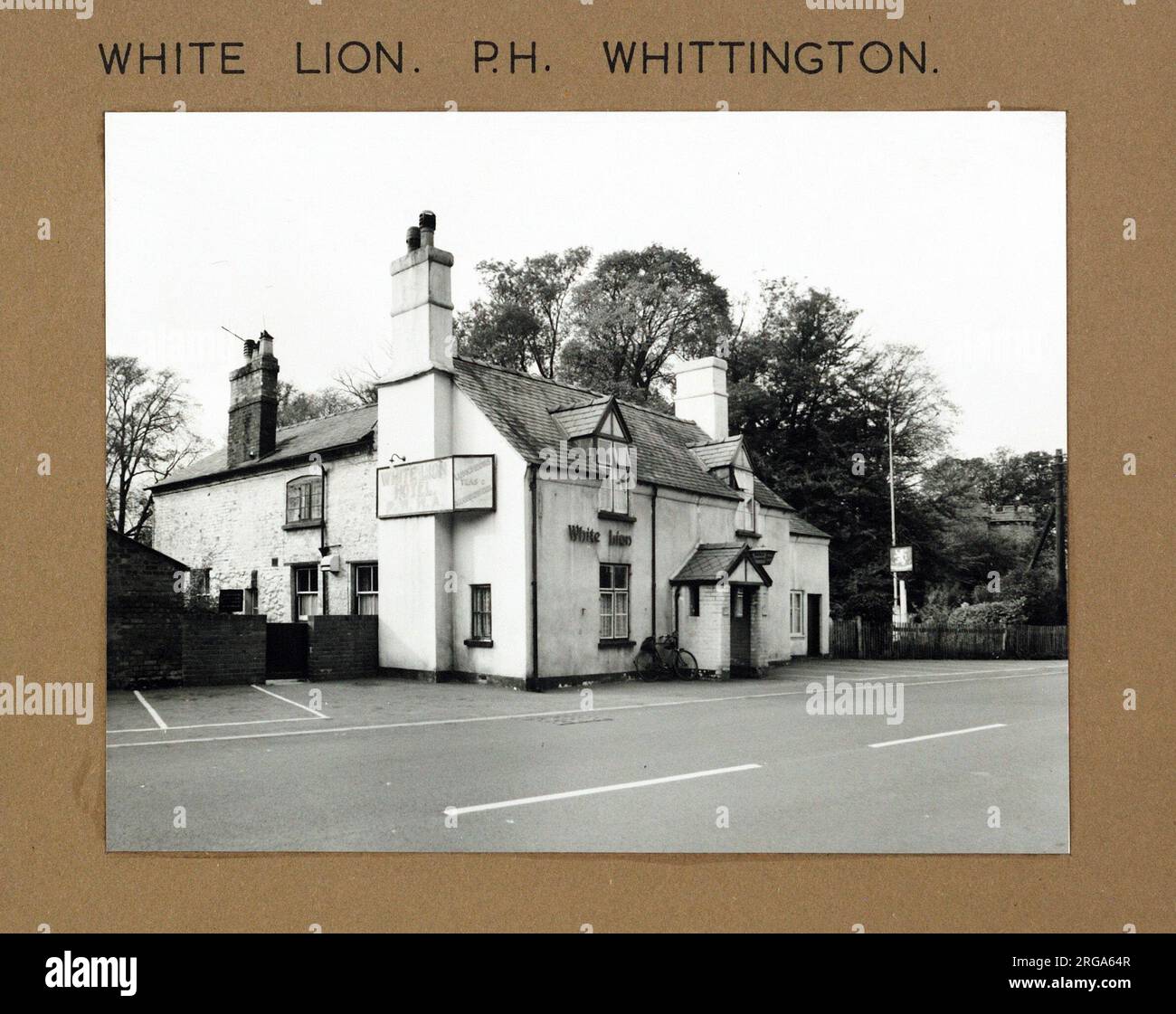 Photograph of White Lion PH, Whittington, Shropshire. The main side of the print (shown here) depicts: Left Face on view of the pub.  The back of the print (available on request) details: Nothing for the White Lion, Whittington, Shropshire SY11 4DF. As of July 2018 . Punch Taverns Stock Photo