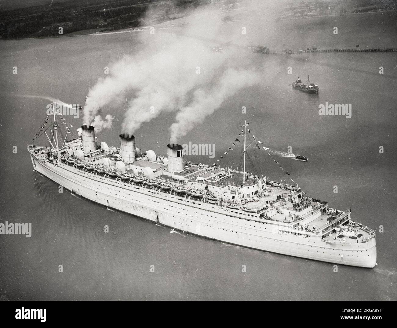 World War II vintage photograph - Ocean liner Queen Mary returns to Southampton at the end of the war having beeen used as a troop ship. Stock Photo