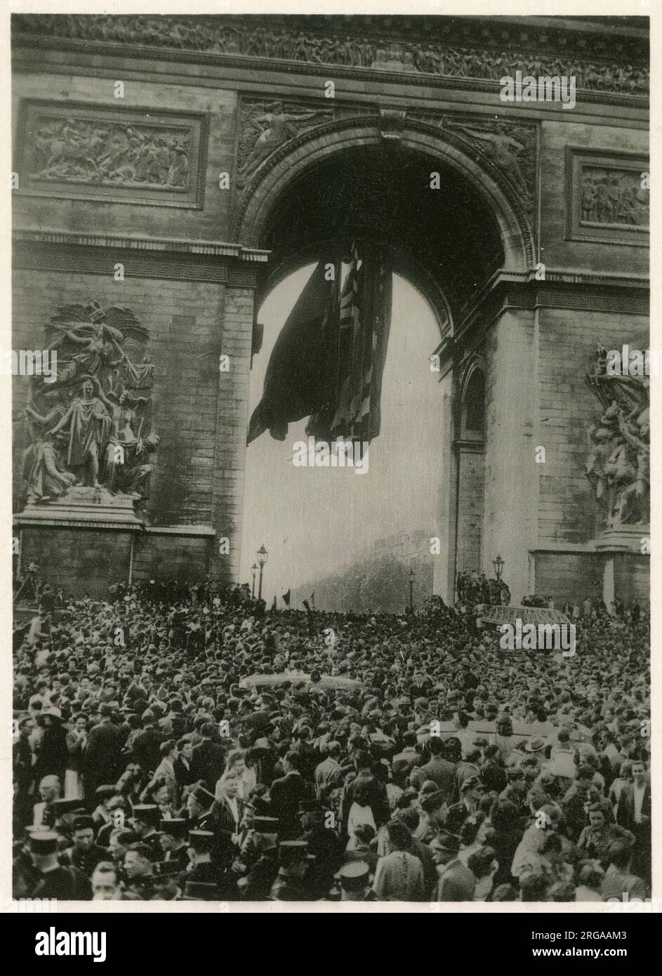 WW2 - Victory Celebrations in Paris, France - at the Arc de Triomphe, Parisians pay their respects at the Tomb of he Unknown Soldier. Stock Photo