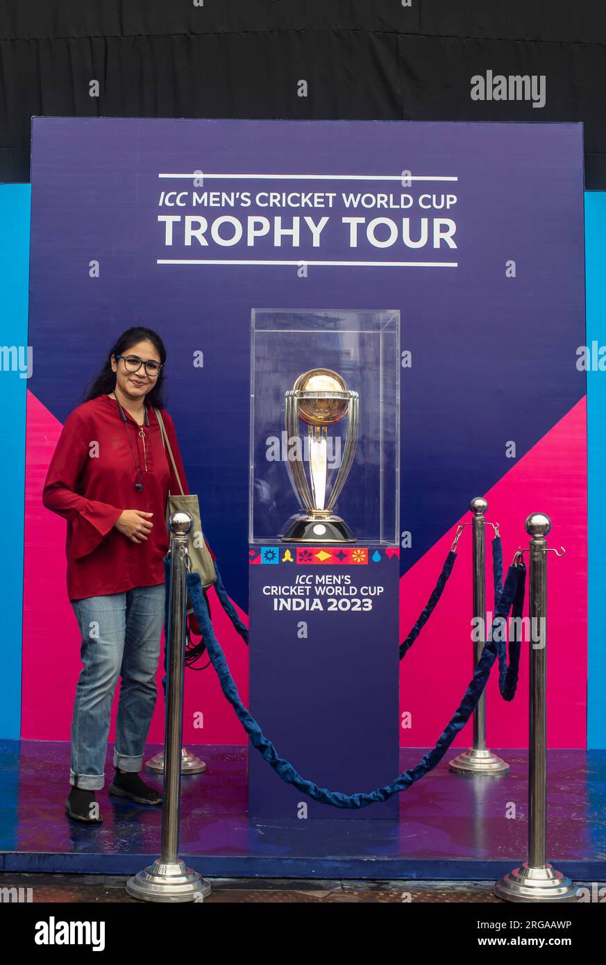 A sports journalist poses for a photo next to the ICC Men's Cricket World Cup trophy on display at the Sher-e-Bangla National Stadium in Mirpur, Dhaka. ICC Men's Cricket World Cup trophy tour in Bangladesh runs from 07 till 09 August 2023. (Photo by Sazzad Hossain / SOPA Images/Sipa USA) Stock Photo