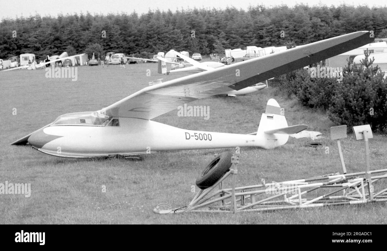Schleicher Condor IV D5000, in the glider parking / preparation area