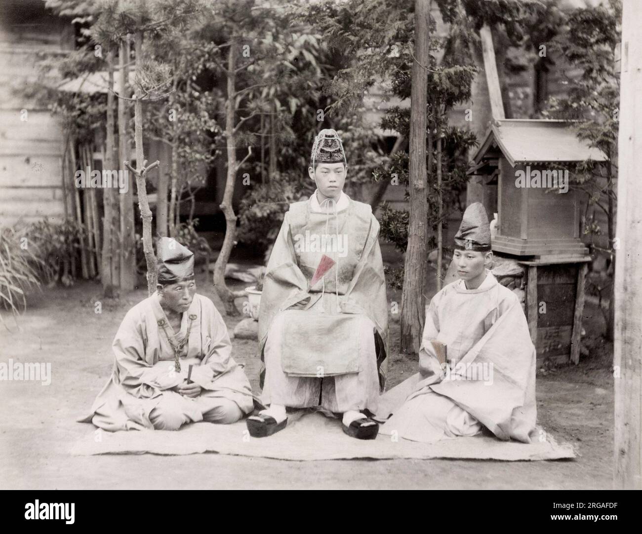 Traditional japanese robes hi-res stock photography and images - Alamy