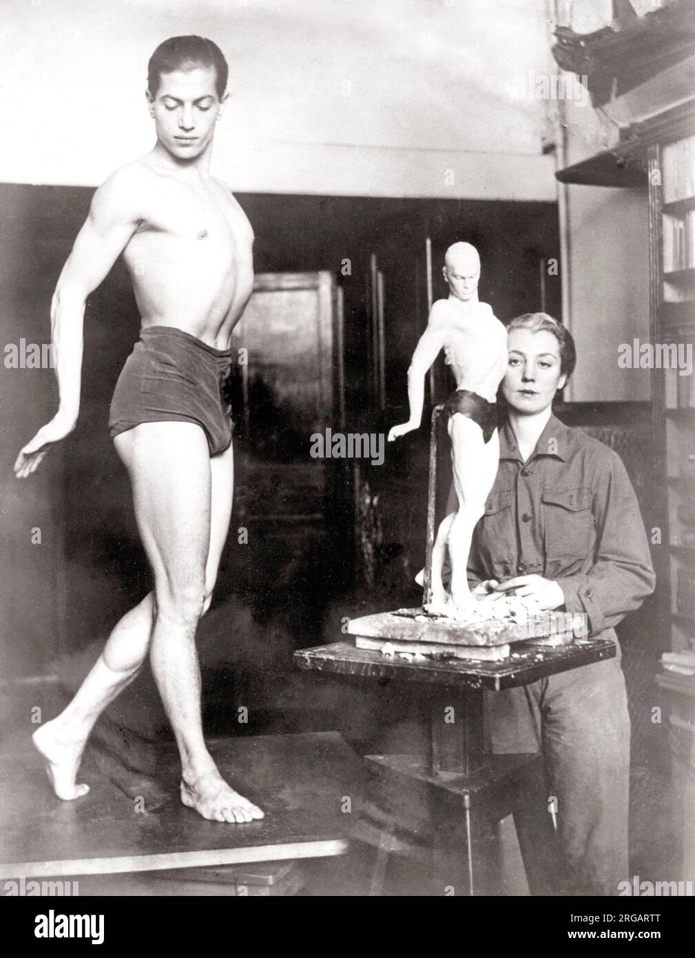 Ballet dancer poses for sculptor, Paris, 1933 Jose Maria Sert Stock Photo
