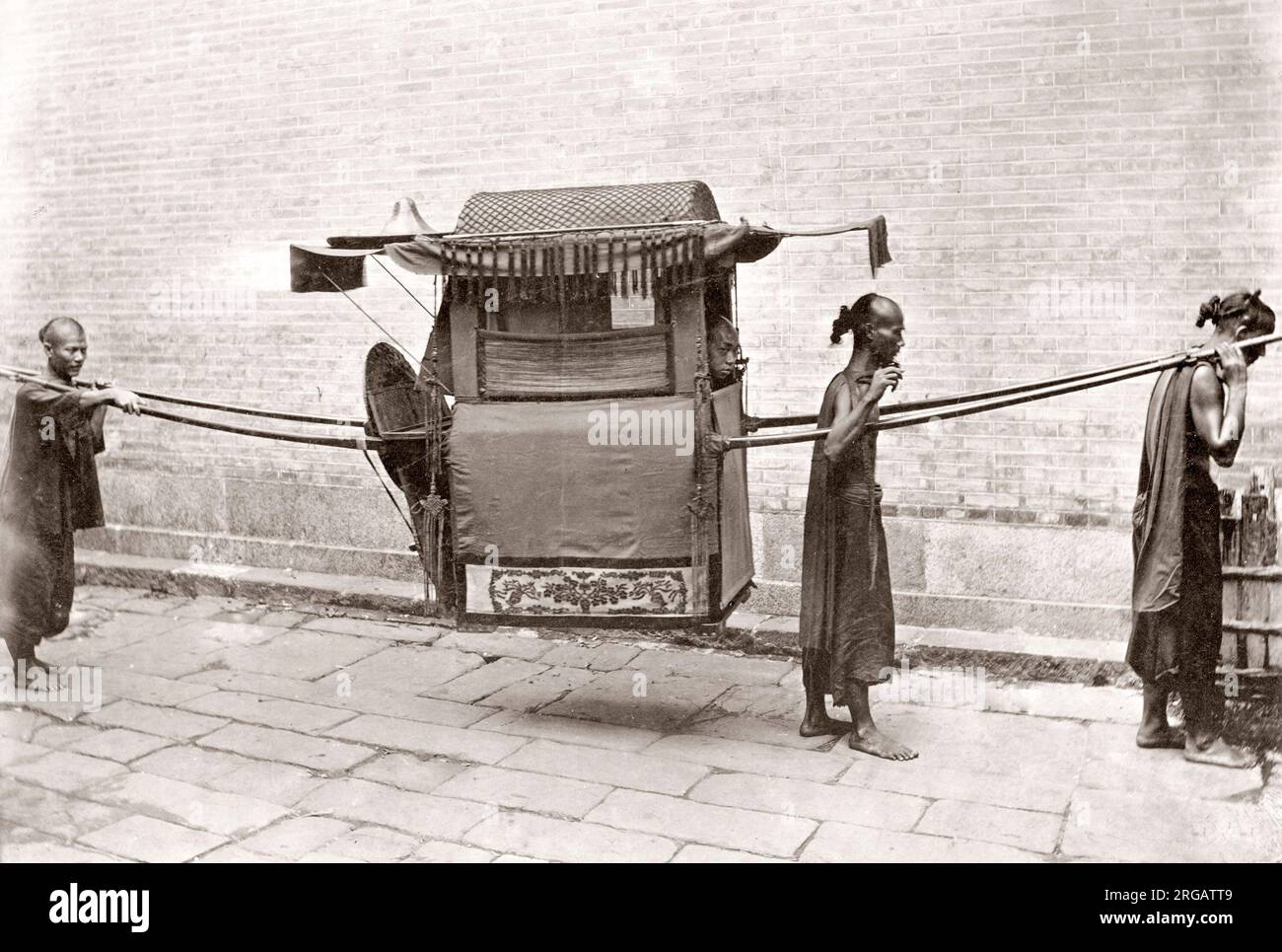 Chinese sedan chair or palanquin with bearers, China c.1870's Stock Photo