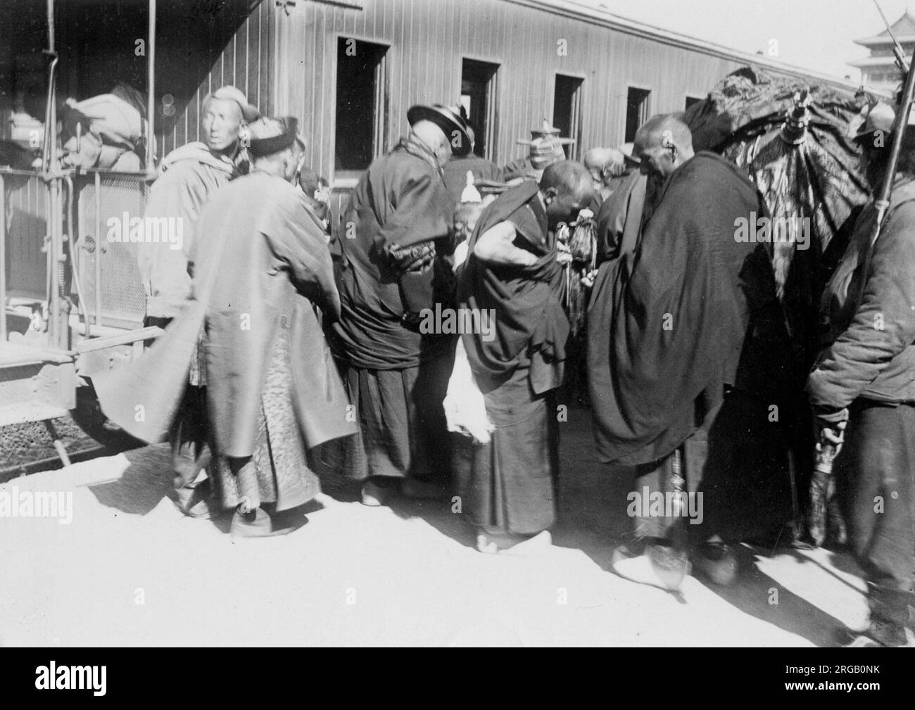 Entourage of Dalai Lama, Peking, Beijing, China 1908, seen disembarking from a train. Stock Photo