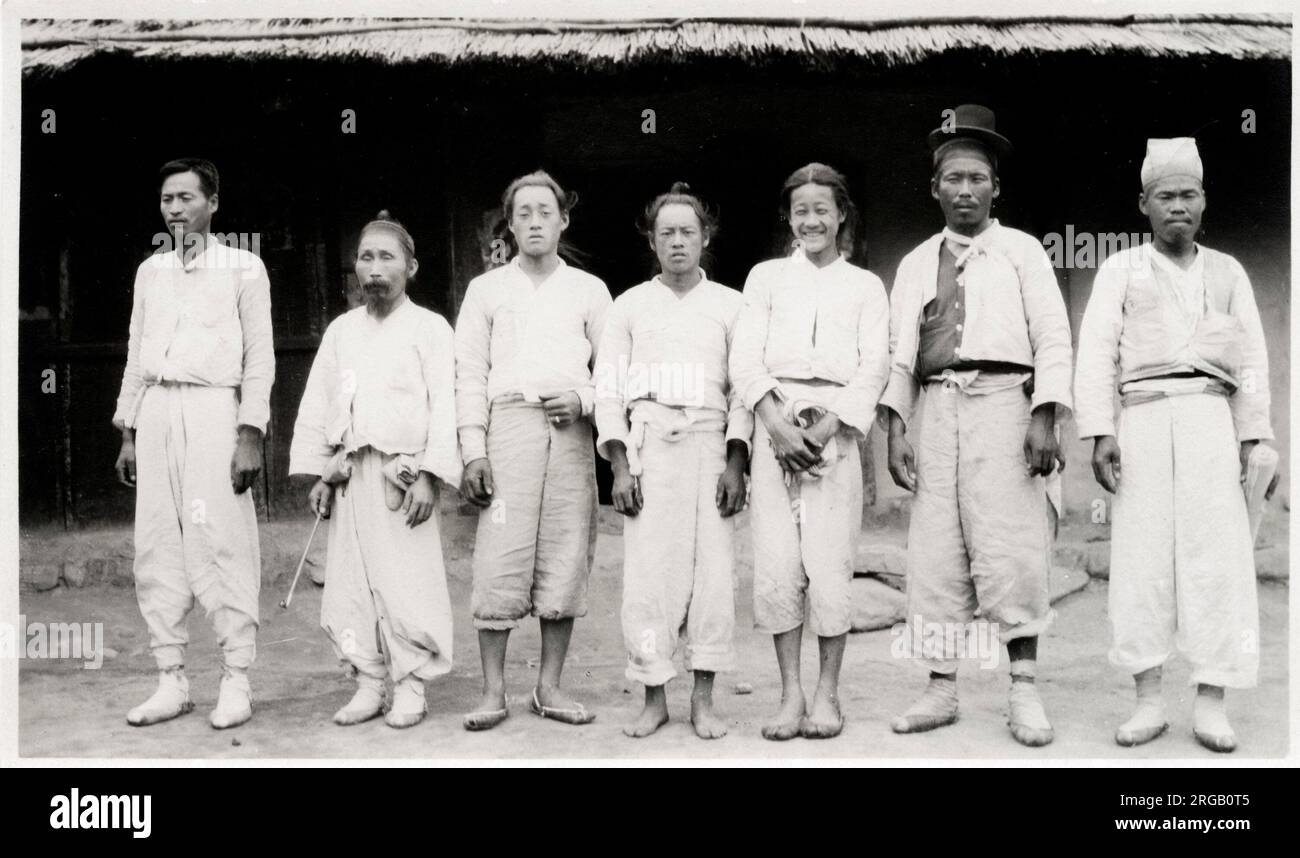 Early 20th century photograph Group of Korean men, Korea Stock Photo