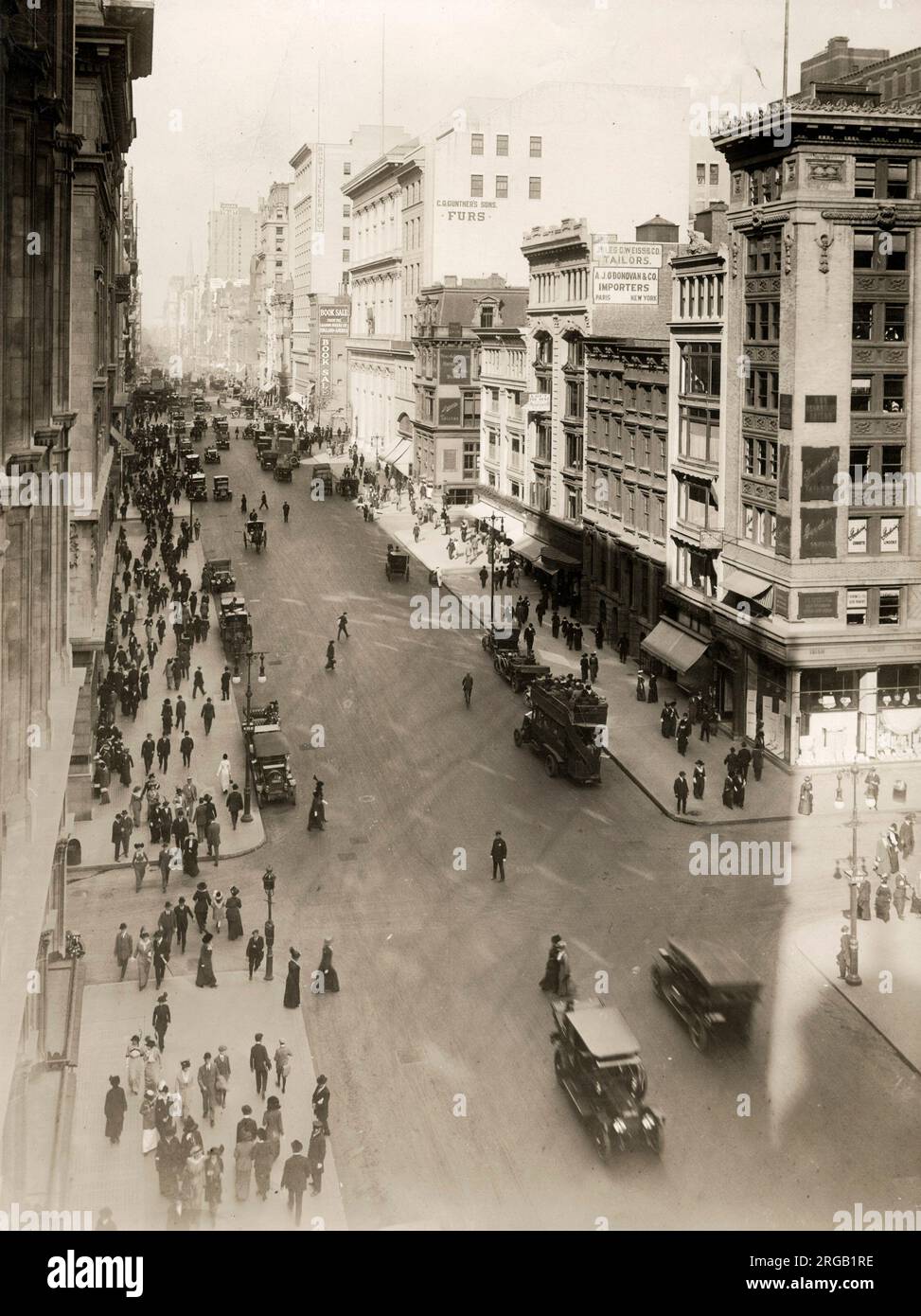 Early 20th century vintage press photograph view of 5th Aveneue