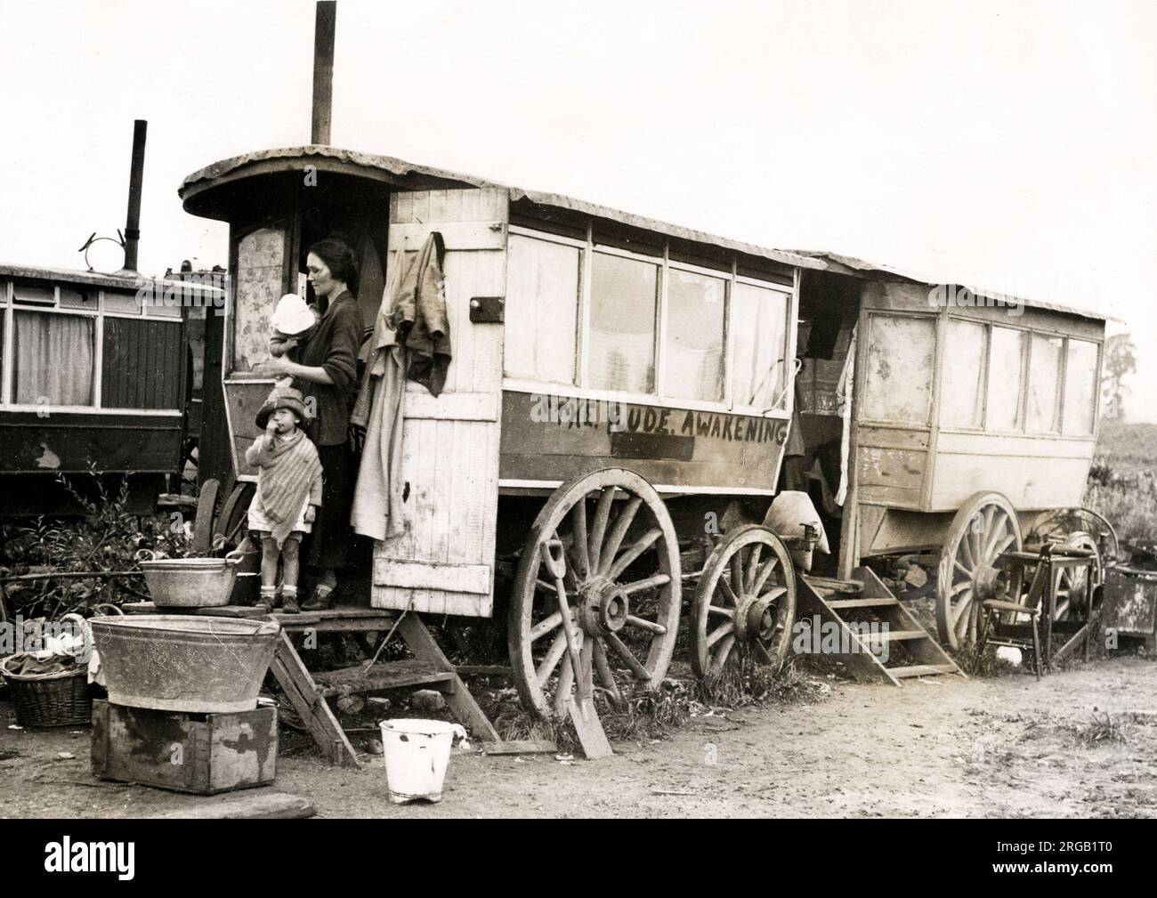 Early 20th century vintage press photograph - old horse and motor omnibus carriages being used to make homes, housing shortage, England, c.1920 Stock Photo
