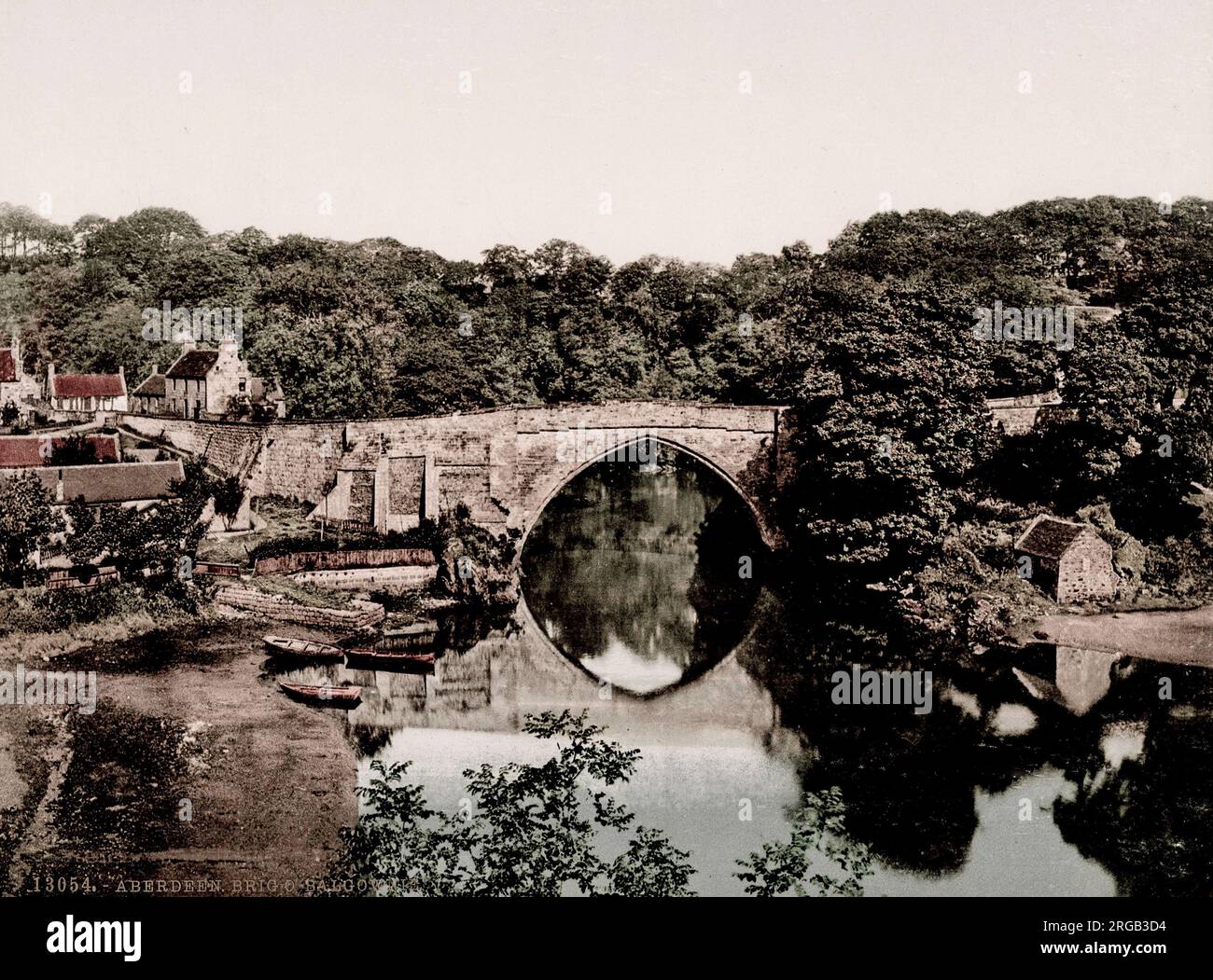 Vintage 19th century / 1900 photograph: The Brig o' Balgownie is a 13th-century bridge spanning the River Don in Old Aberdeen, Aberdeen, Scotland. Stock Photo