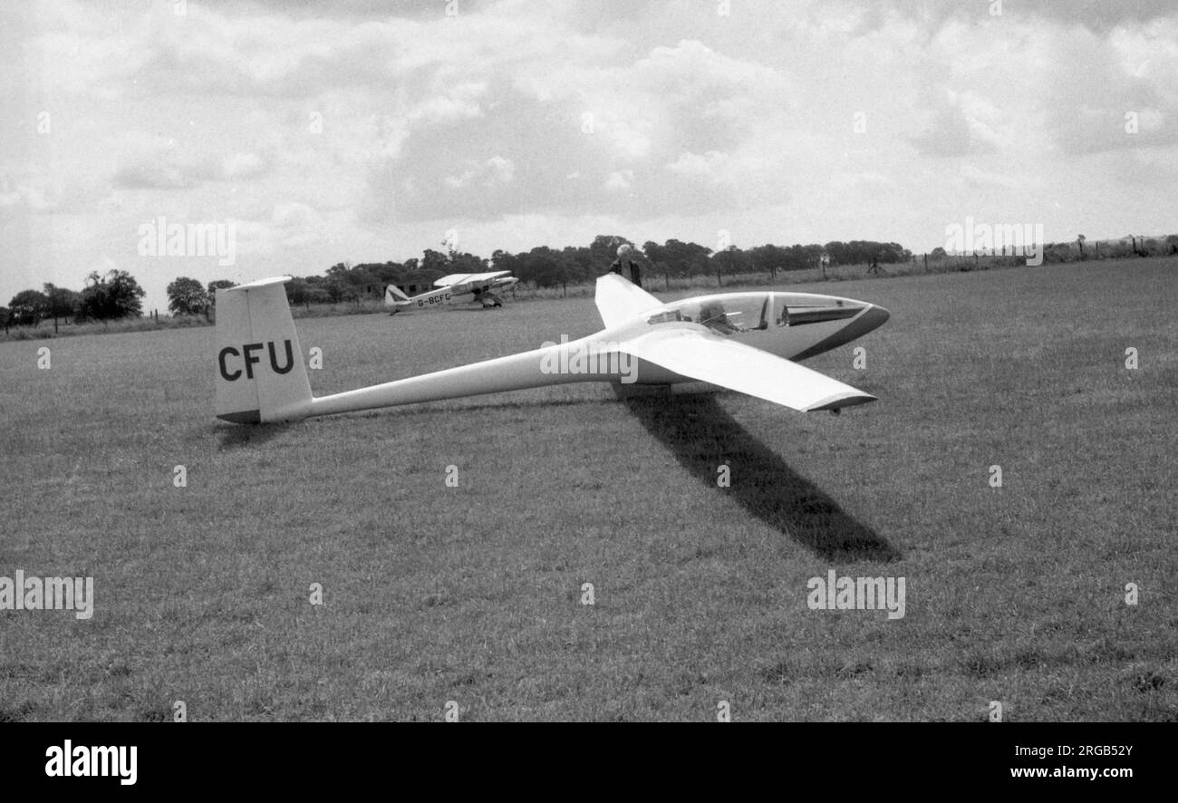 Slingsby T.59D Kestrel 19 'CFU' (msn 1762, BGA 1515), ready for take-off at a regional gliding competition in the 1980s. Stock Photo