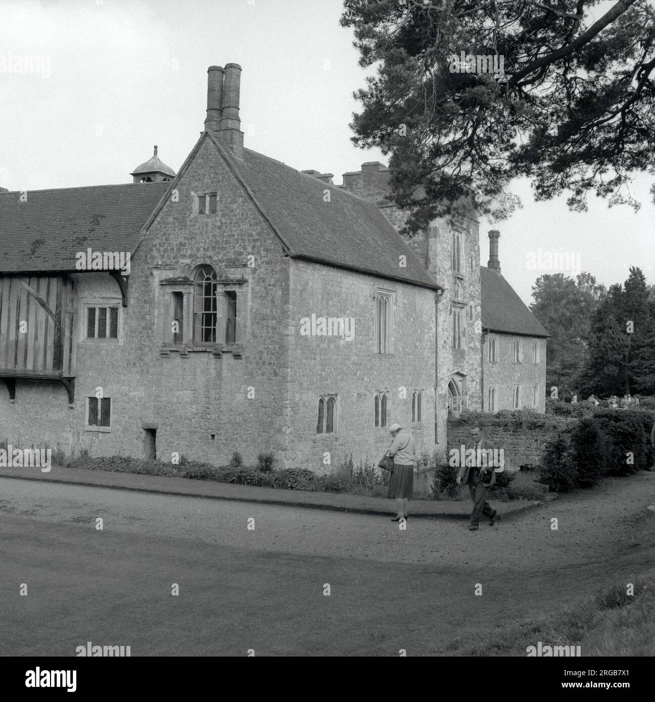 Tudor moated manor house hi-res stock photography and images - Alamy