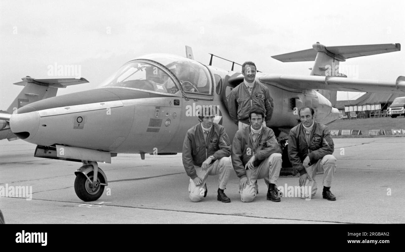 Austrian Air Force - SAAB 105O, of the 'Karo AS' aerobatic team, with the pilots posing in front one of their aircraft. Karo AS' was formed in 1975, flying four SAAB 105O trainers, but disbanded in 1984. Stock Photo