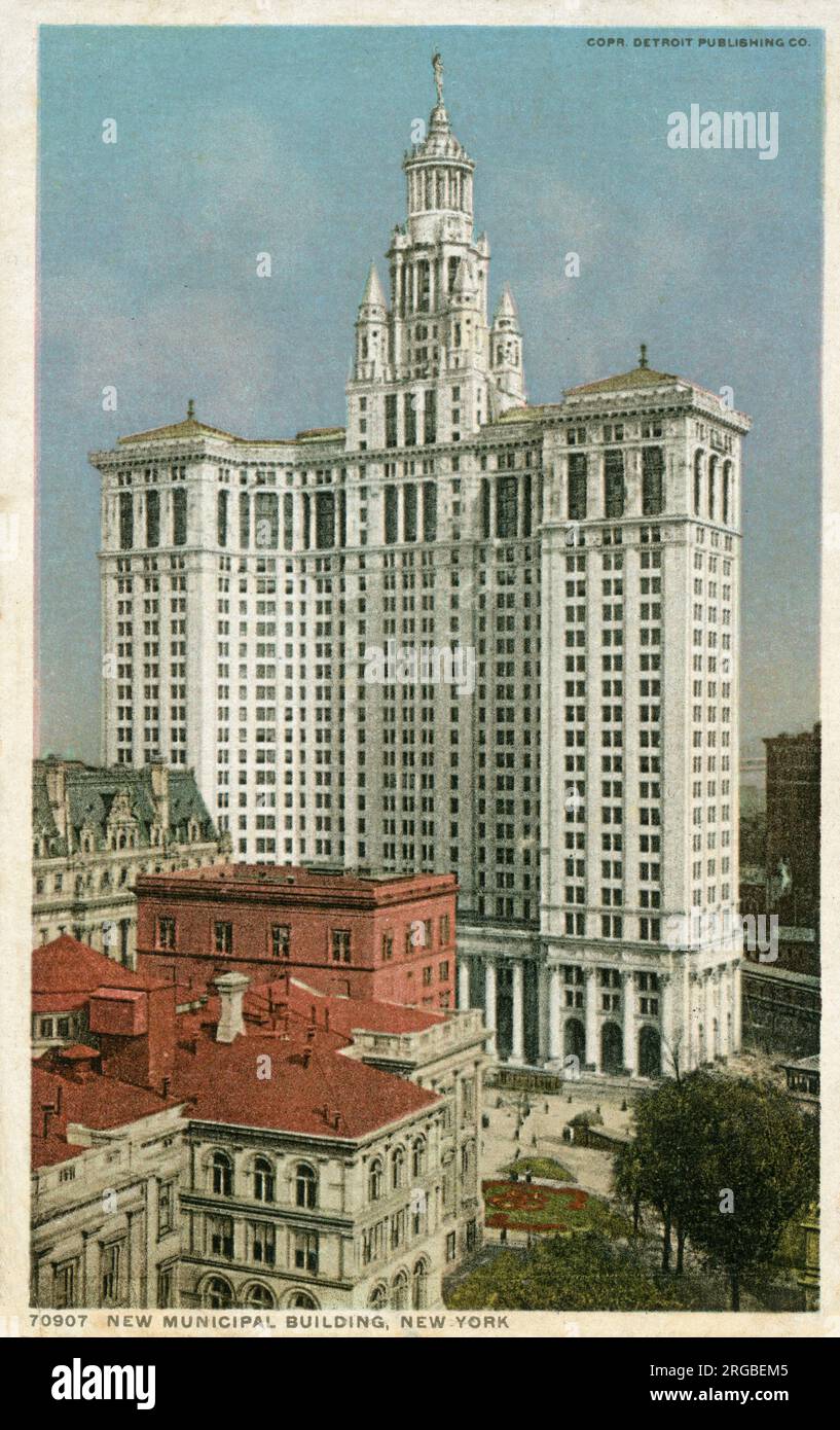 The David N. Dinkins Municipal Building (originally the Municipal Building and later known as the Manhattan Municipal Building) is a 40-story, 180m building at 1 Centre Street in Manhattan, New York City, near Centre Street's intersection with Chambers Street. Build 1909-1914 - architect William M. Kendall. Stock Photo