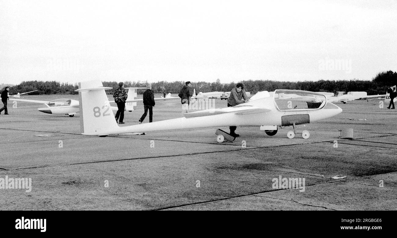 Schempp-Hirth Nimbus 2c modified '82', owned, modified and flown by Ralph Jones, seen at RAF Greenham Common for an Inter-Services Regional gliding competition in the 1980s. Stock Photo