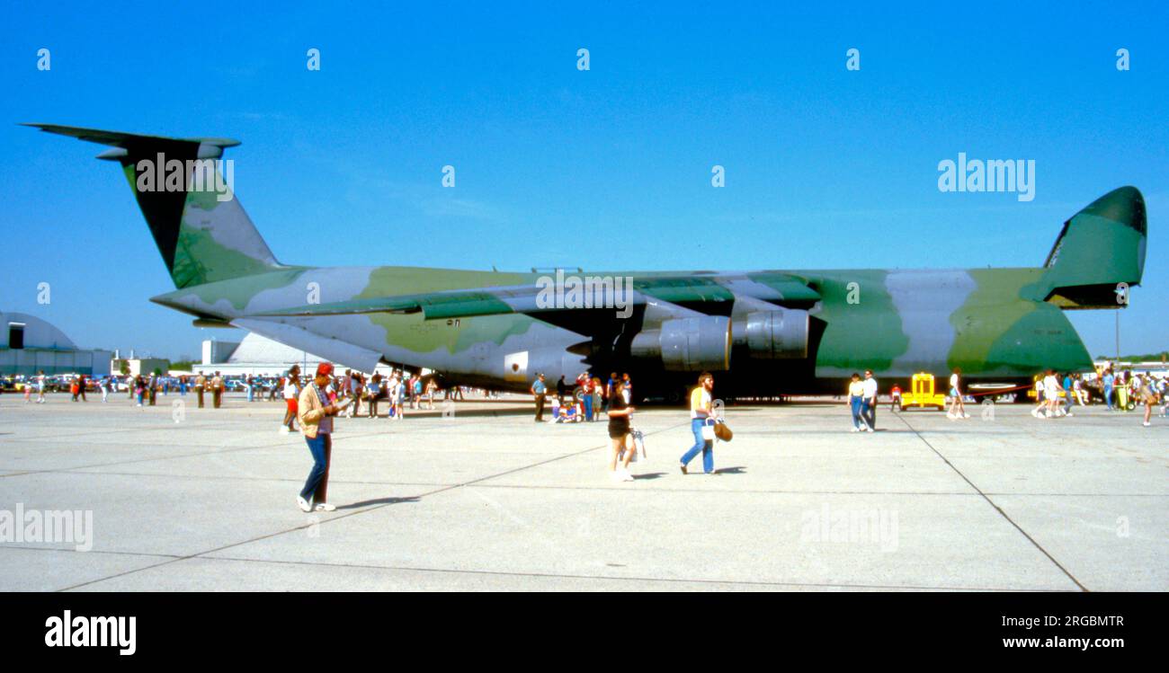 United States Air Force (USAF) - Lockheed C-5A Galaxy 69-0022 (MSN 500-0053), of the 60th Military Airlift Wing. Stock Photo