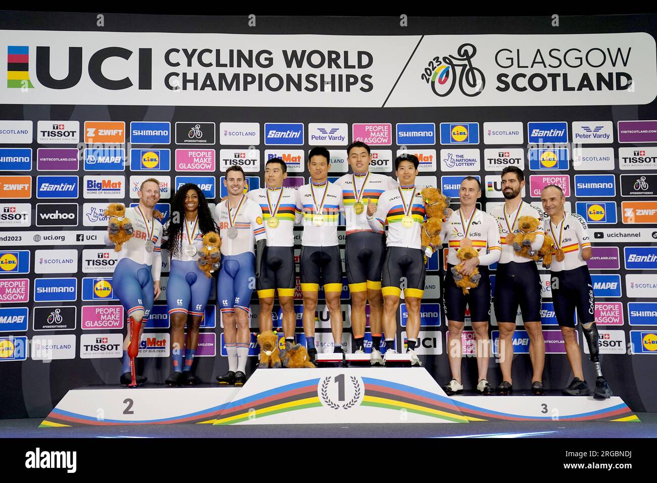 China's Zhangyu Li, Guoqing Wu and Shanzhang Lai (centre) pose with their gold medals following the Mixed C Team Sprint, alongside Great Britain's Kadeena Cox, Jaco van Gass and Jody Cundy with silver (left) and Spain's Ricardo Ten Argiles, Pablo Jaramillo Gallardo and Alfonso Cabello Llamas with bronze during day six of the 2023 UCI Cycling World Championships at the Sir Chris Hoy Velodrome, Glasgow. Picture date: Tuesday August 8, 2023. Stock Photo