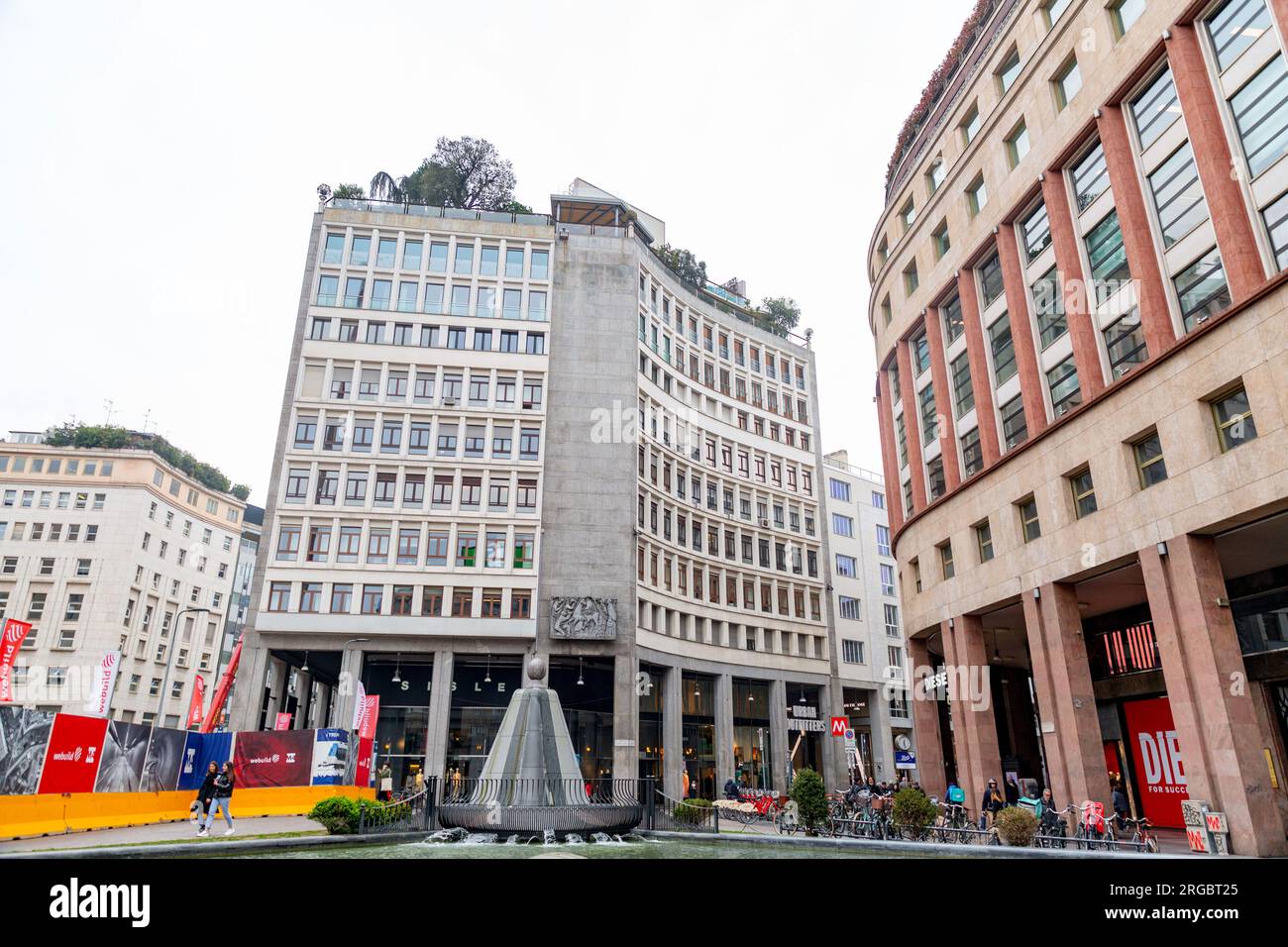 Piazza san babila milan hi res stock photography and images Page 3 Alamy
