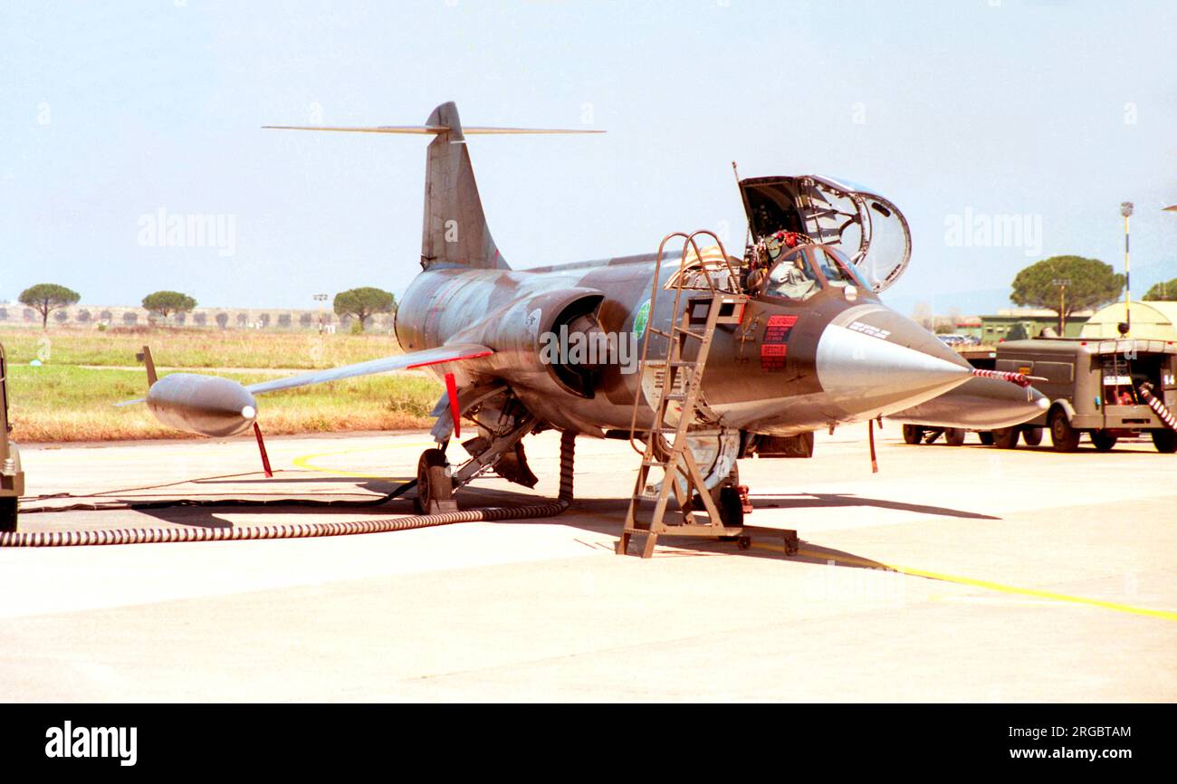 Aeronautica Militare Italiano - Lockheed F-104S ASA-M Starfighter MM6769 / 4-53 (msn 783- 1069), of 4 Stormo, on the line waiting for a pilot, at Grosseto Air Base in March 1998. (Aeronautica Militare Italiano - Italian Air Force) Stock Photo