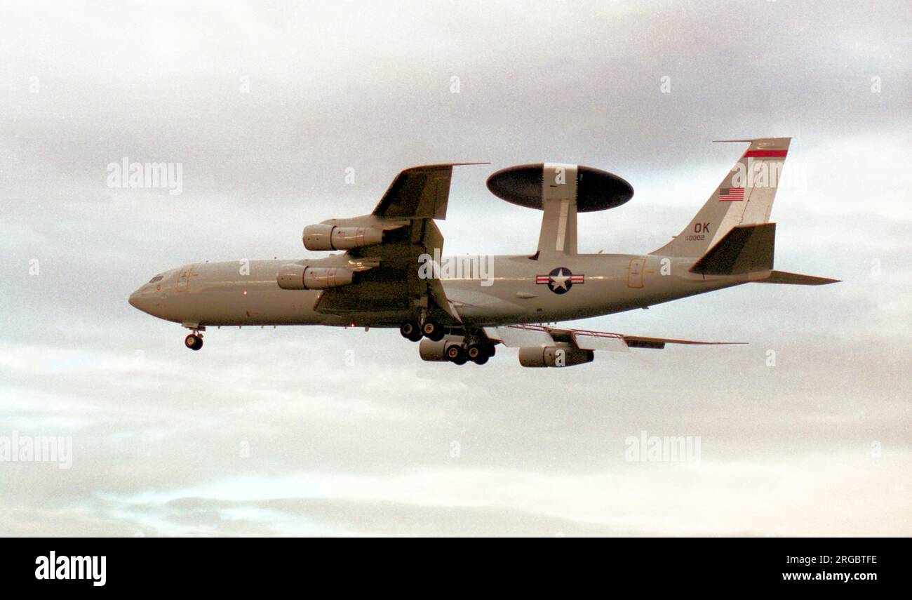 United States Air Force - Boeing E-3B Sentry 79-0002 (MSN 21756/943), on approach to RAF Mildenhall, December 1997. Stock Photo