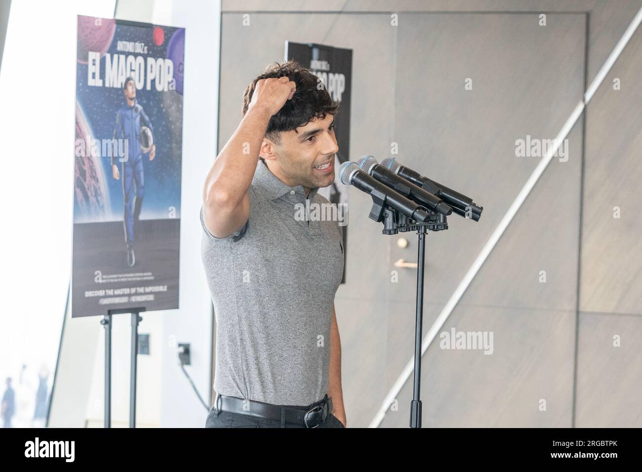 Illusionist Antonio Diaz "El Mago Pop" meets the press at The Edge(02)