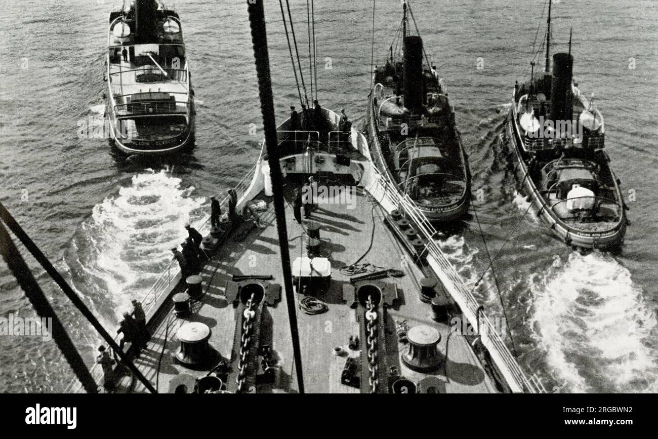RMS Queen Mary, dexterous and anxious manoeuvring as tugs guide the ship downstream on the River Clyde Stock Photo