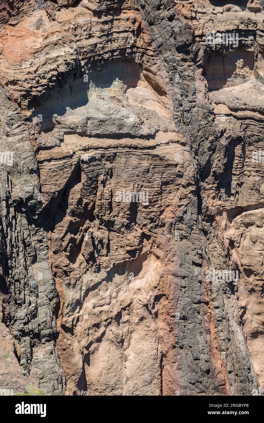 Vista de textura de enorme rocha de mar, sombras e várias camadas de rocha... Stock Photo