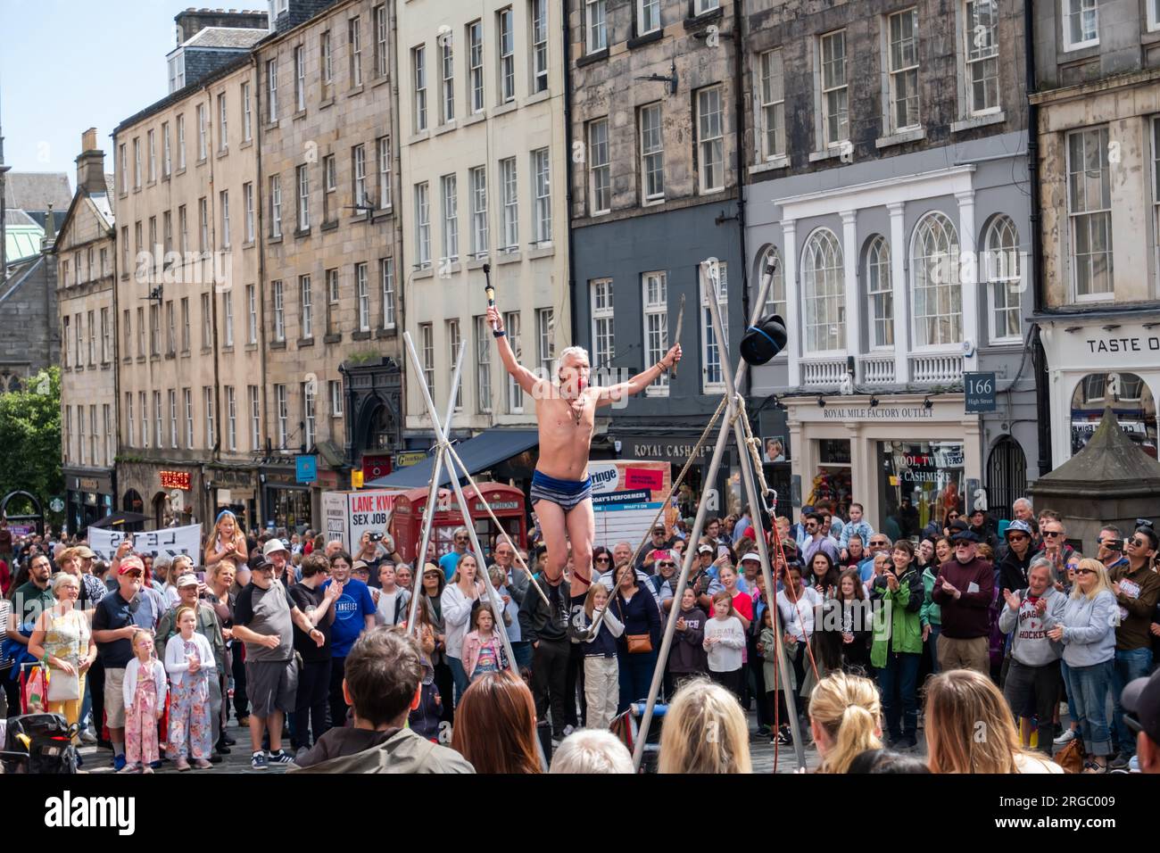 Edinburgh, Scotland, UK. 8th August, 2023. Circus performer, Kwabana Lindsay entertains on The Royal Mile during The Edinburgh Fringe Festival. Credit: Skully/Alamy Live News Stock Photo