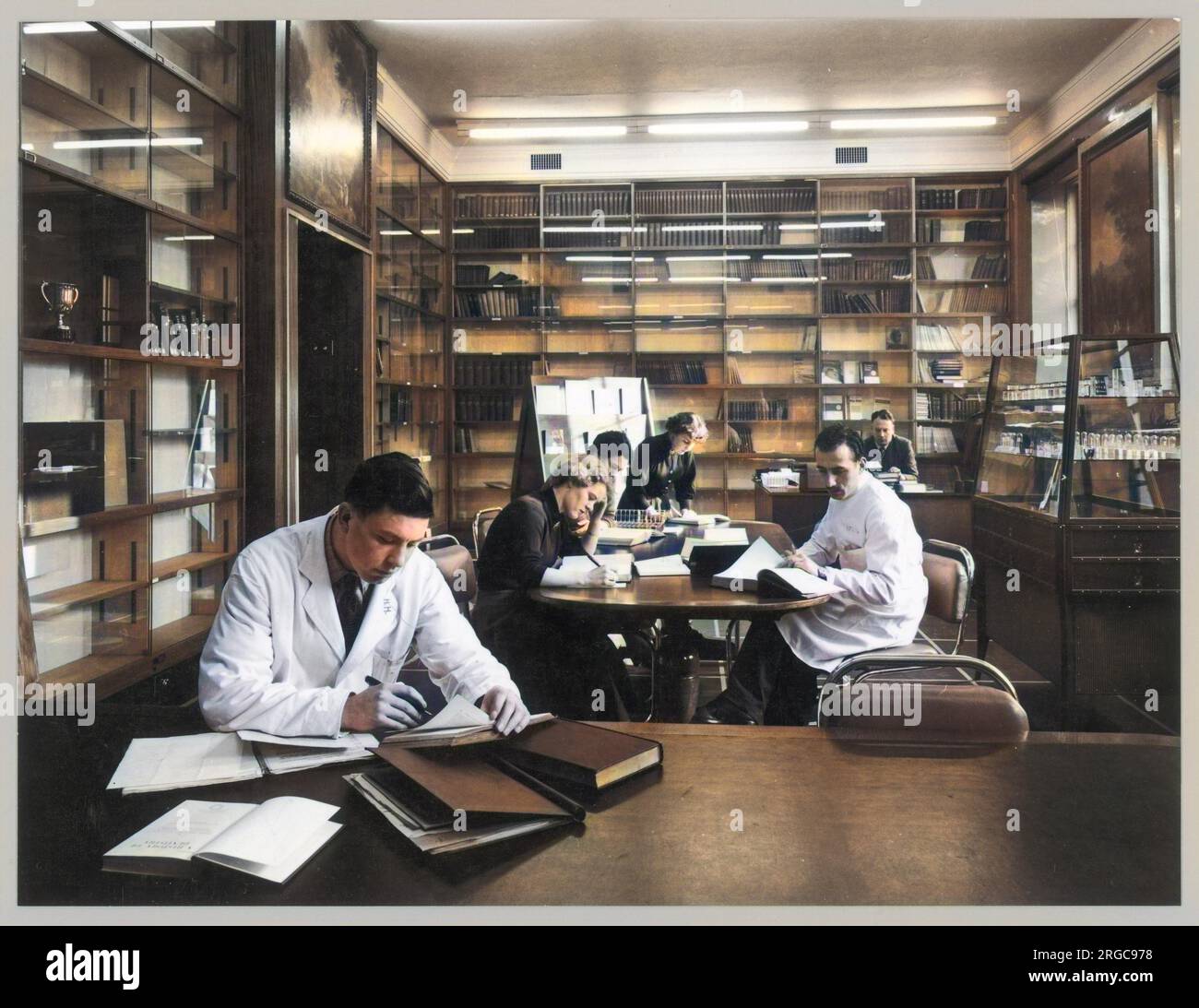 Students at Edinburgh University, apparently studying science, read and ...