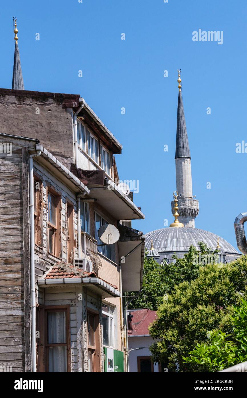 Istanbul, Turkey, Türkiye. Uskudar Street Scene. Old House, Minaret of Mihrimah Sultan Mosque. Stock Photo