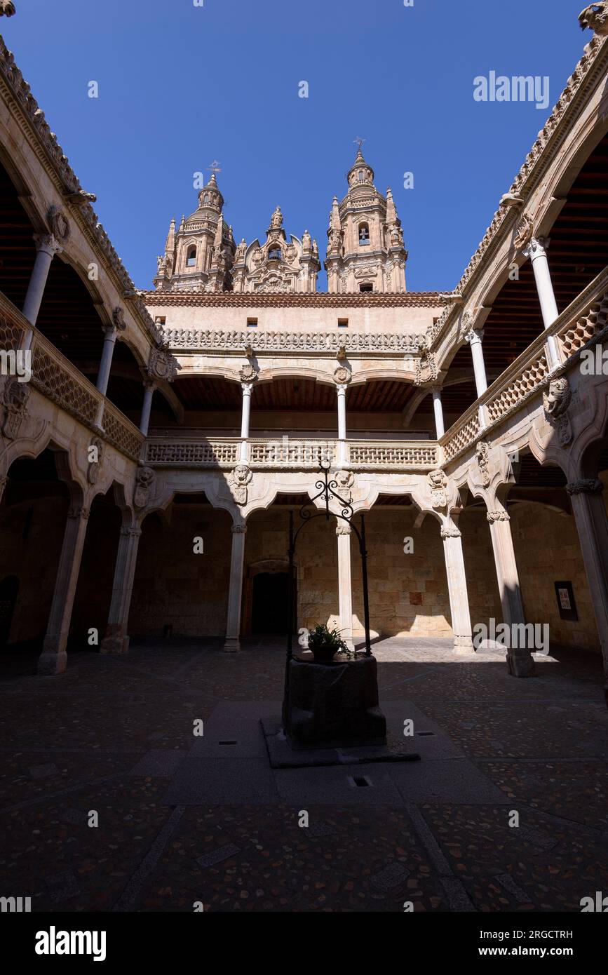 Torres de la Clerecía desde la casa de las Conchas de Salamanca Stock Photo