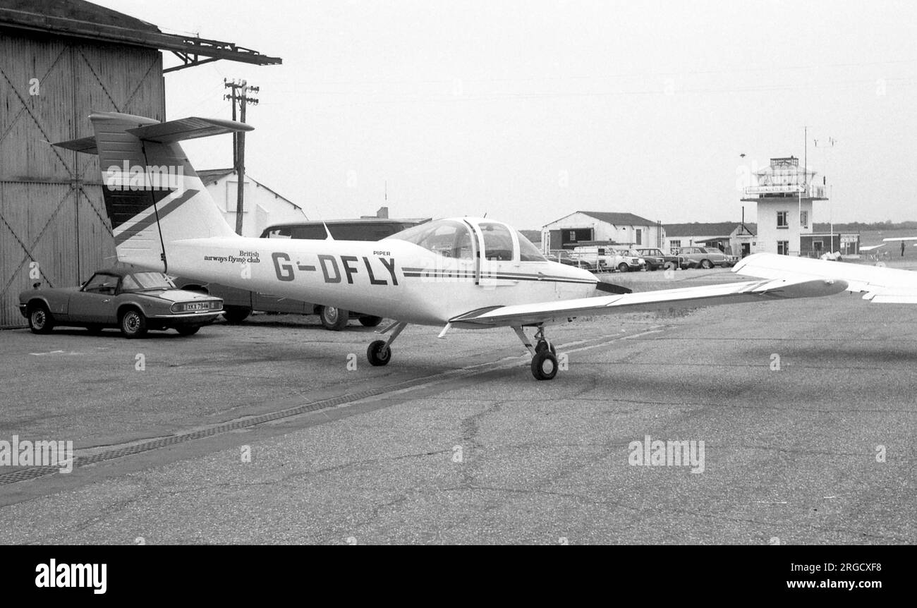 Piper PA-38-112 Tomahawk G-DFLY (msn 38-79A0450), of the British Airways Flying Club at Booker airfield (High Wycombe) Stock Photo