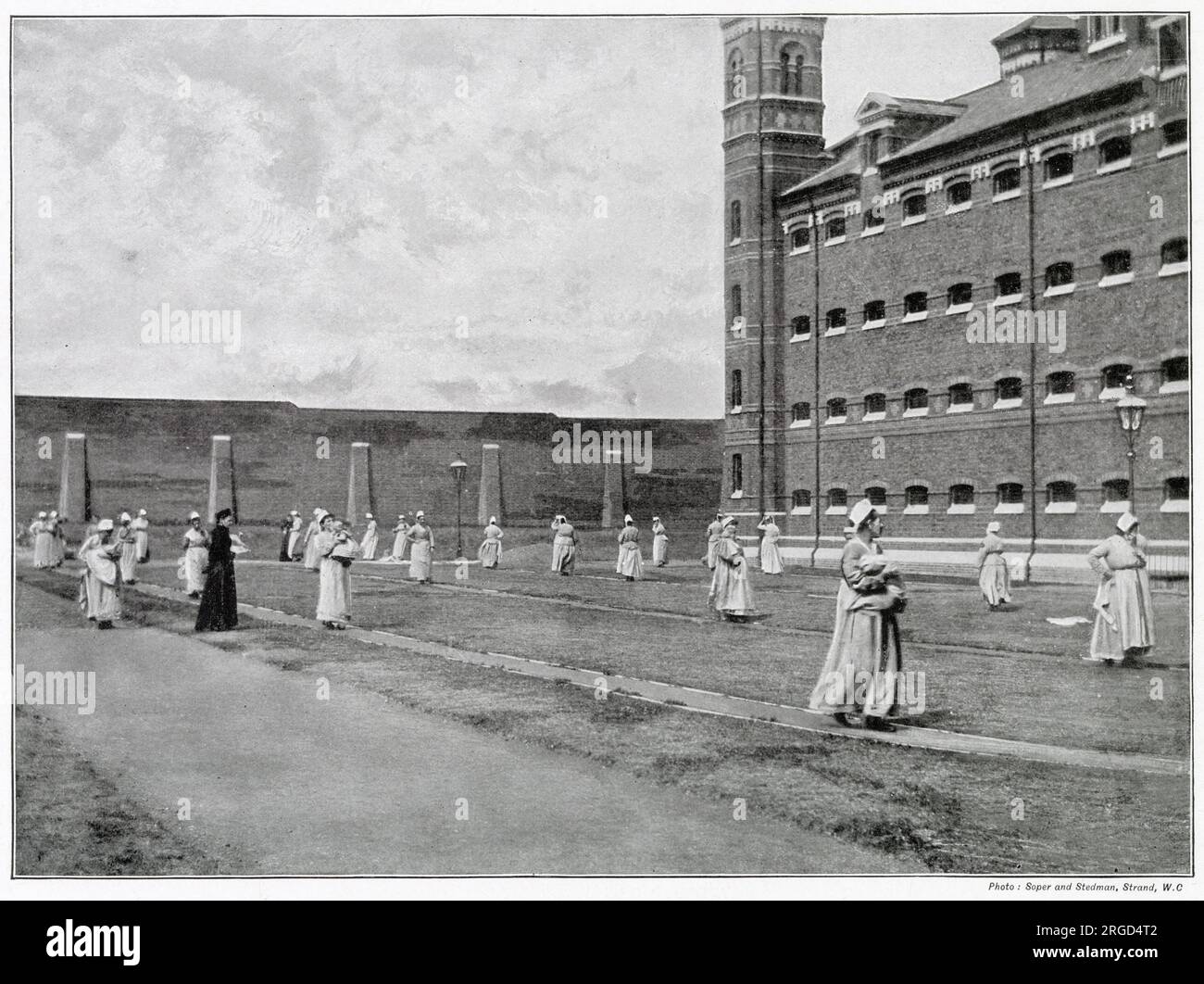 Daily routine of prison life in Wormwood Scrubs, London. at the time used for local, short-term petty offenders. For a limited amount of time during the day, mothers and babies were allowed to meet. Stock Photo