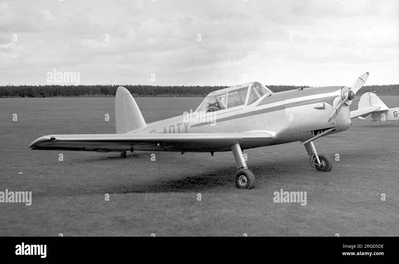 de Havilland DHC-1 Chipmunk 22 G-AOTY (msn C1/0522) Stock Photo