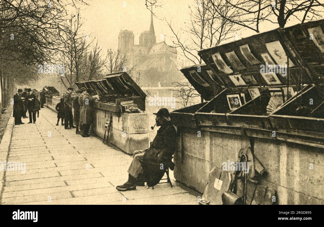 Second-hand booksellers, on the Quai de la Tournelle, on the Bank of the River Seine, Paris Stock Photo