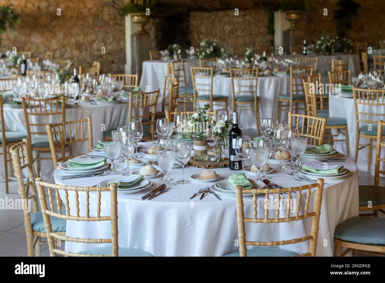 wedding table decoration with elegant table setting Stock Photo Alamy