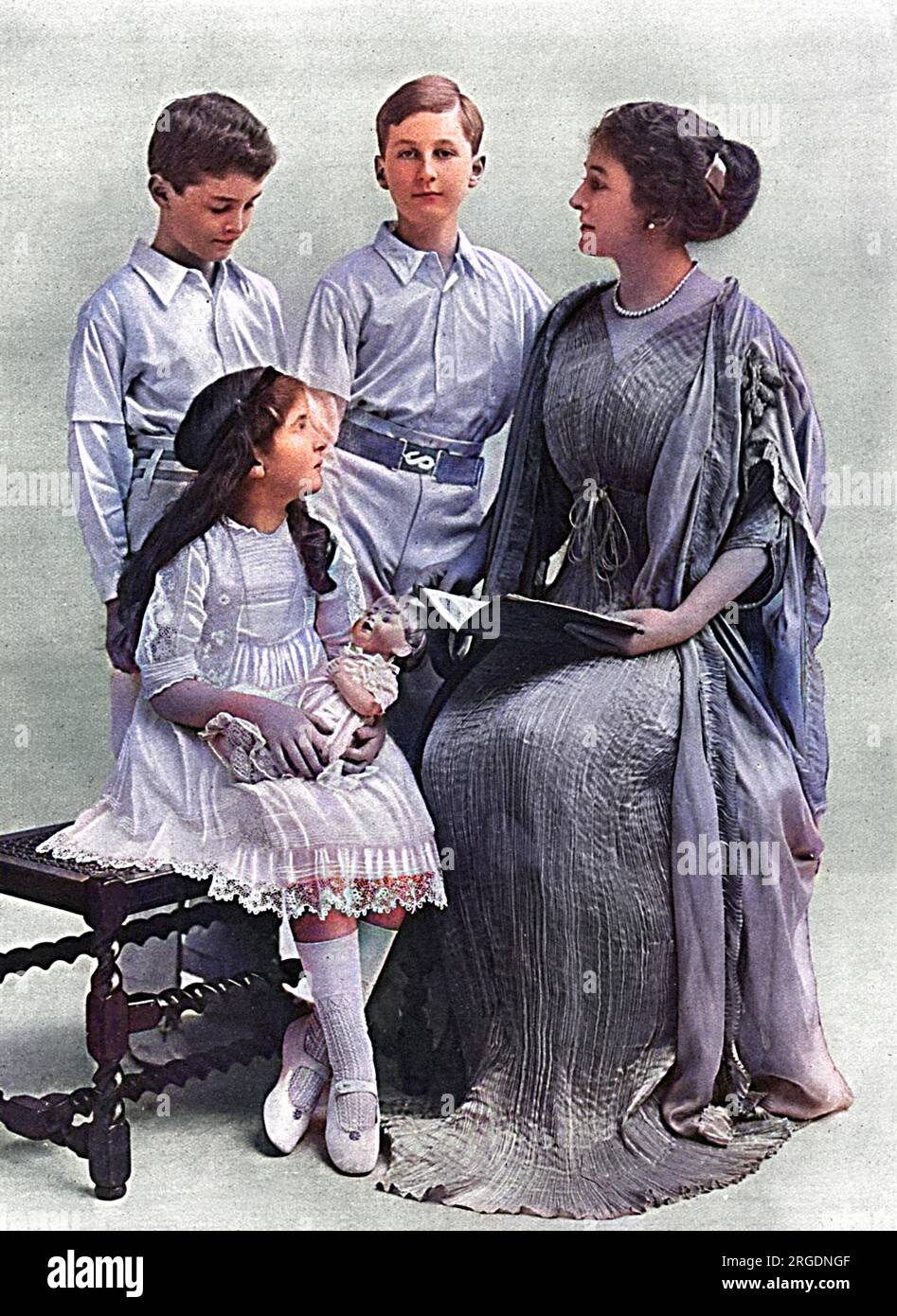 Mrs Alfred Duggan, born Grace Elvina Hinds (1879 - 1958), daughter of Mr. Monroe Hinds, the second wife of George Nathaniel Curzon, 1st Baron Curzon of Kedleston. She is pictured with her three children from her first marriage, Alfred, Hubert and Grace. Lord Curzon had three daughters, but he and Grace could not have any children together. The couple eventually separated. Stock Photo