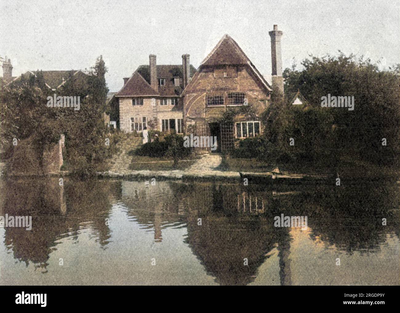 The country retreat of Prime Minister Herbert Asquith at Sutton Courtney, Berkshire (now in Oxfordshire after boundary changes in 1974).  n 1912 the Prime Minister H. H. Asquith chose The Wharf (which he built in 1913) and the adjoining Walton House for his country residence. Asquith and his large family spent weekends at The Wharf where his wife Margot held court over bridge and tennis. She converted the old barn directly on the river which served for accommodation for the overflow of her many weekend parties. A painting of the period by Sir John Lavery (now in the Hugh Lane Gallery in Dublin Stock Photo