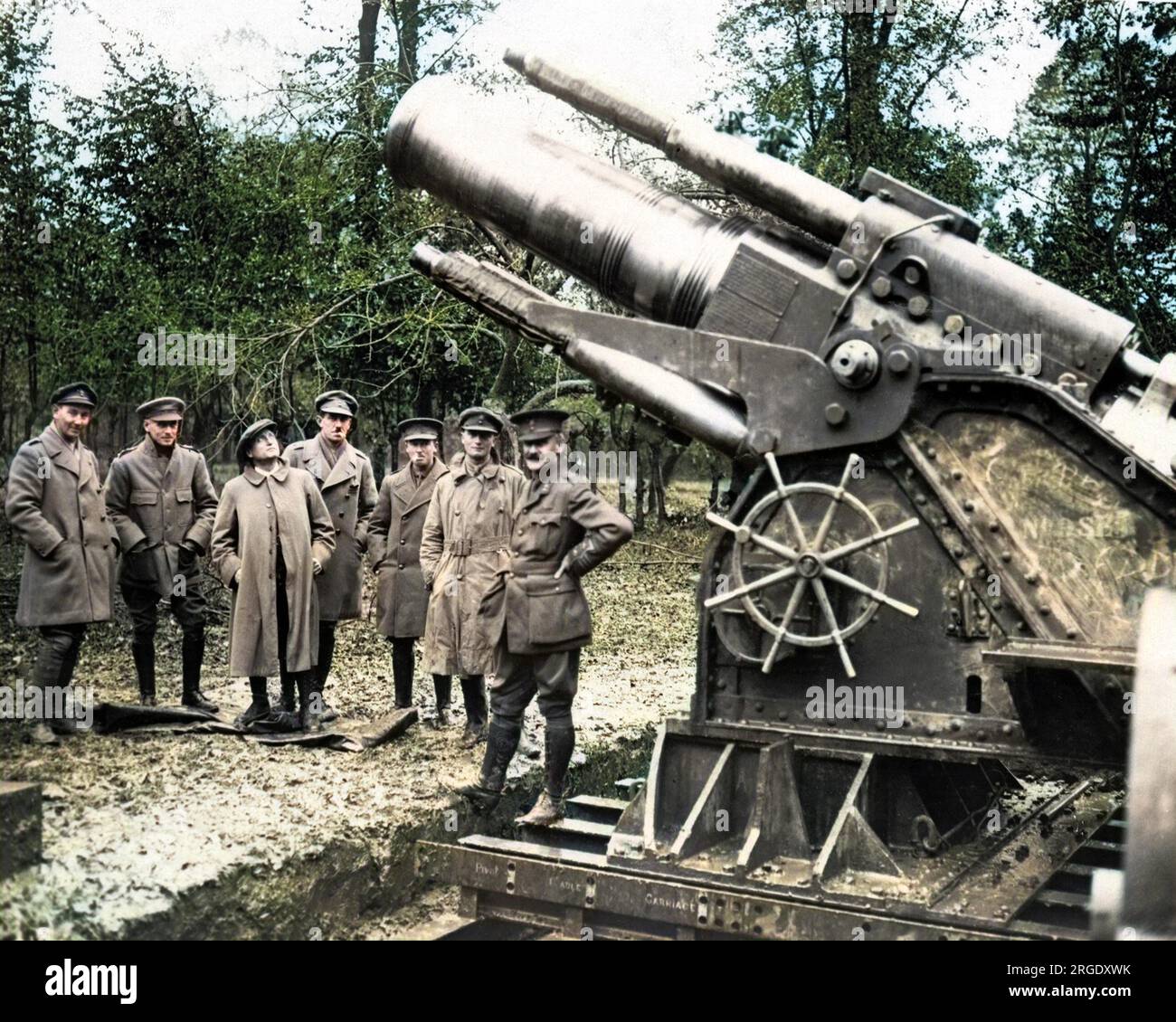 Ben Tillett, socialist politician and trade union leader, looking at a British howitzer on the Western Front in France during World War One. Stock Photo