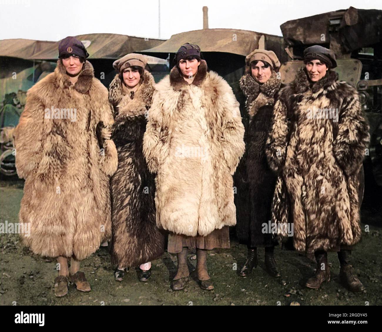 Women in fur coats hi-res stock photography and images - Alamy