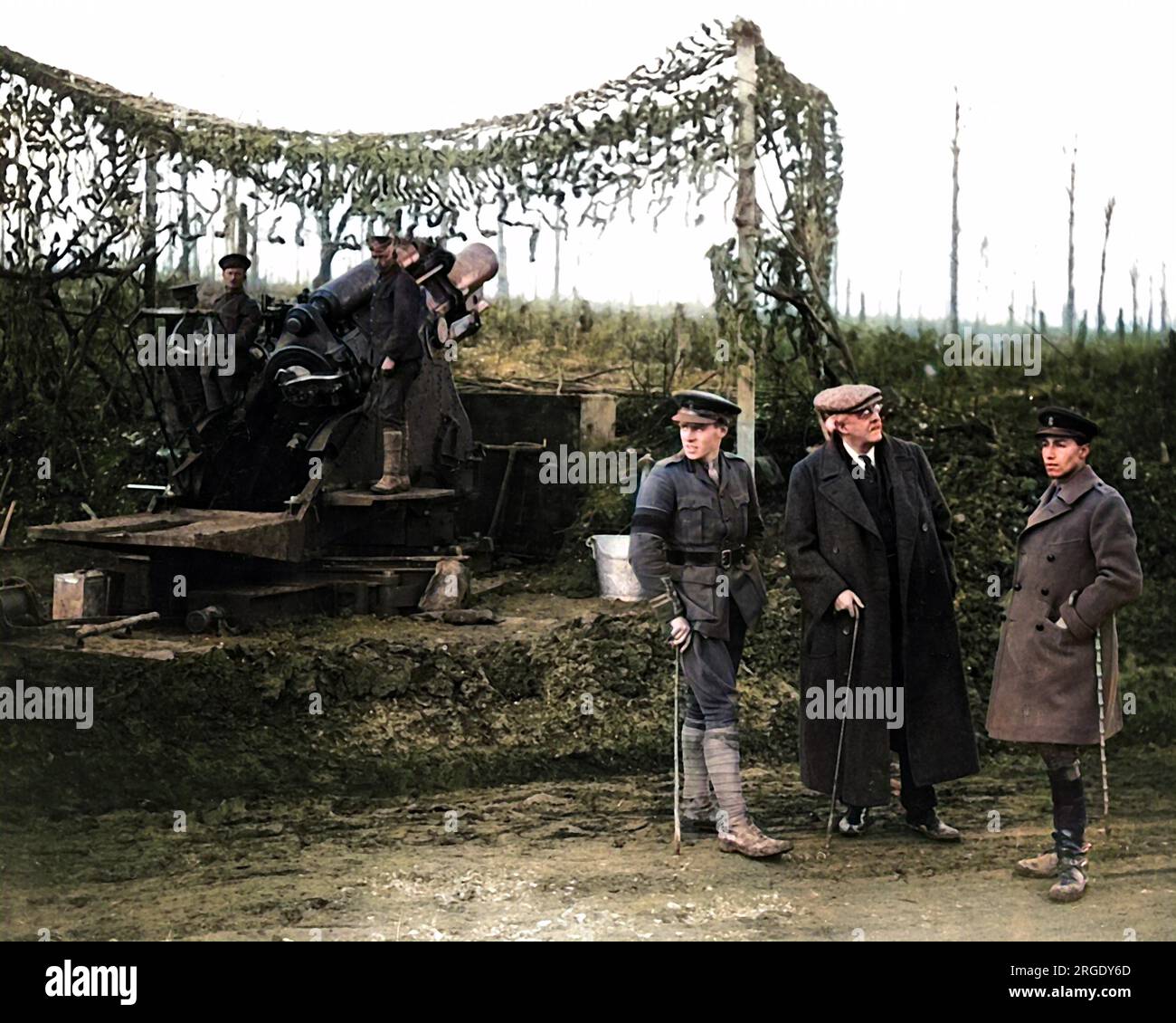 Arthur Balfour (central figure in flat cap) as Foreign Secretary in David Lloyd George's wartime coalition government, viewing a 9.2-inch British howitzer during his visit to the Western Front (location unknown) in the autumn of 1916. On the right is Sir Philip Sassoon, private secretary to Earl Haig during World War One, also an MP, art collector and society host. Stock Photo