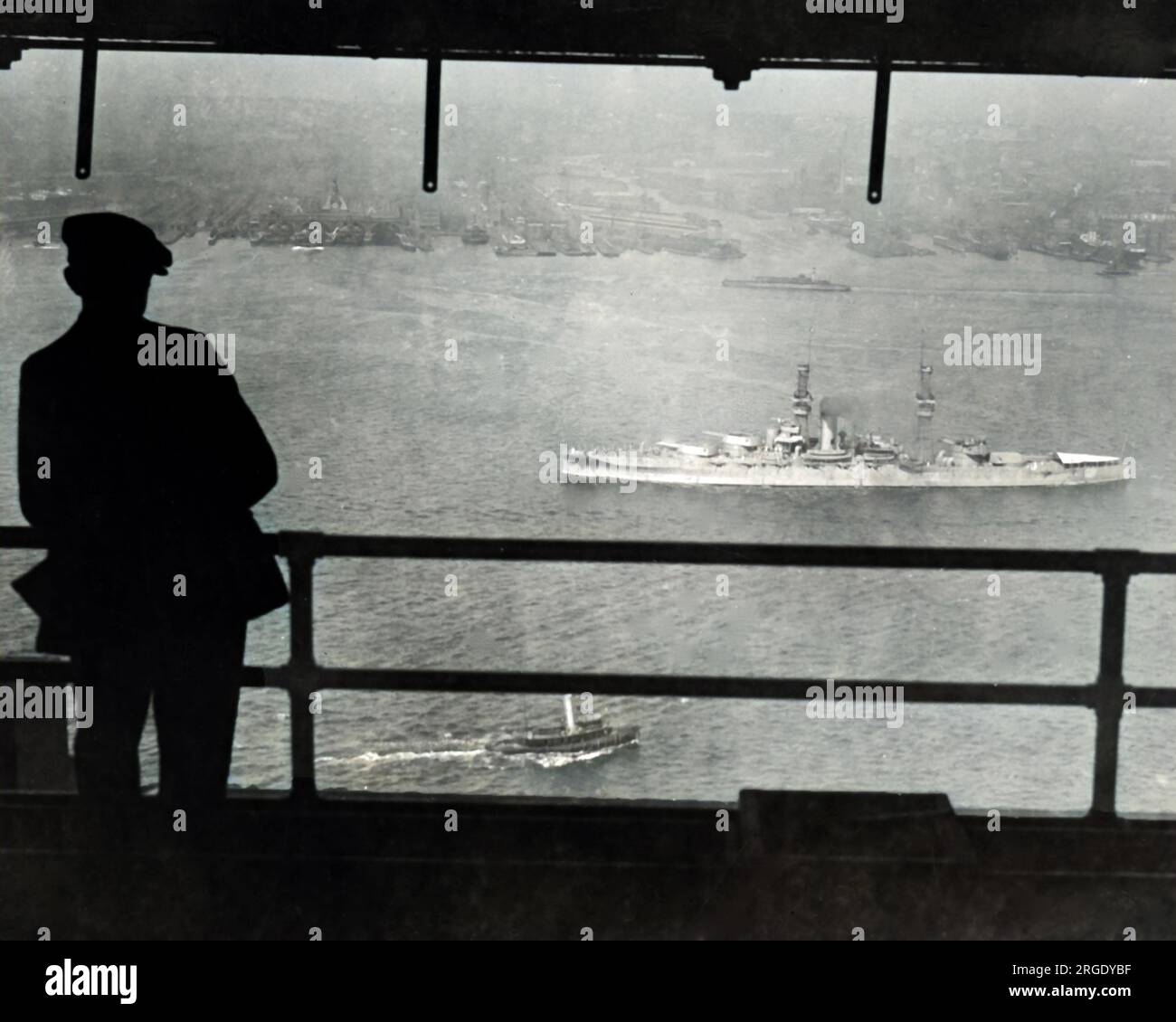 View from the 31st storey of the Whitehall Building, New York, USA, showing the dreadnought USS Pennsylvania steaming down the river on the way to the sea, to take part in fleet manoeuvres. Stock Photo