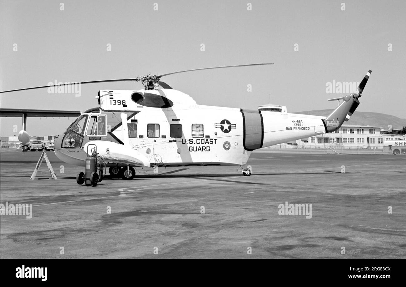 Sikorsky HH-52A Sea Guard 1398 (msn 62.079), at San Francisco Coast Guard Air Station, in September 1966. Stock Photo