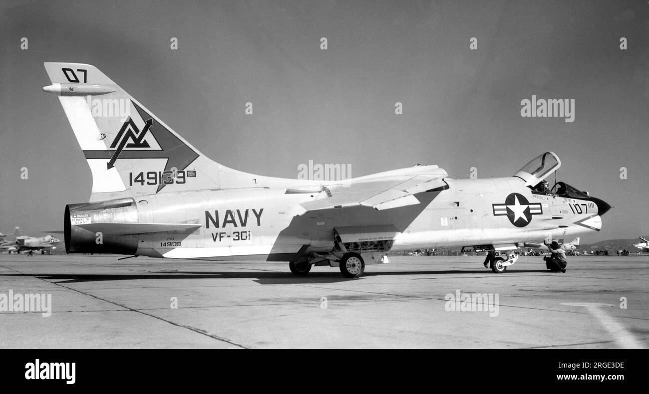 United States Navy â€“ Vought F-8J Crusader 149139, of VF-301, base code ND, call-sign 107 Stock Photo