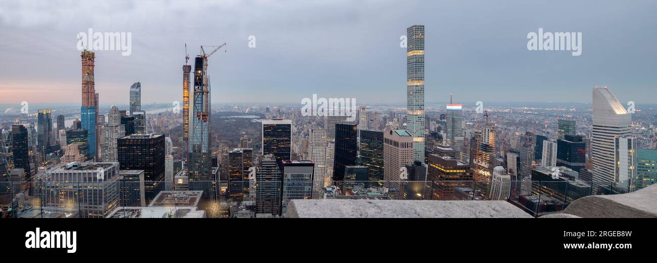 Panoramic view of the Manhattan skyline at sunset, with Central Park in ...