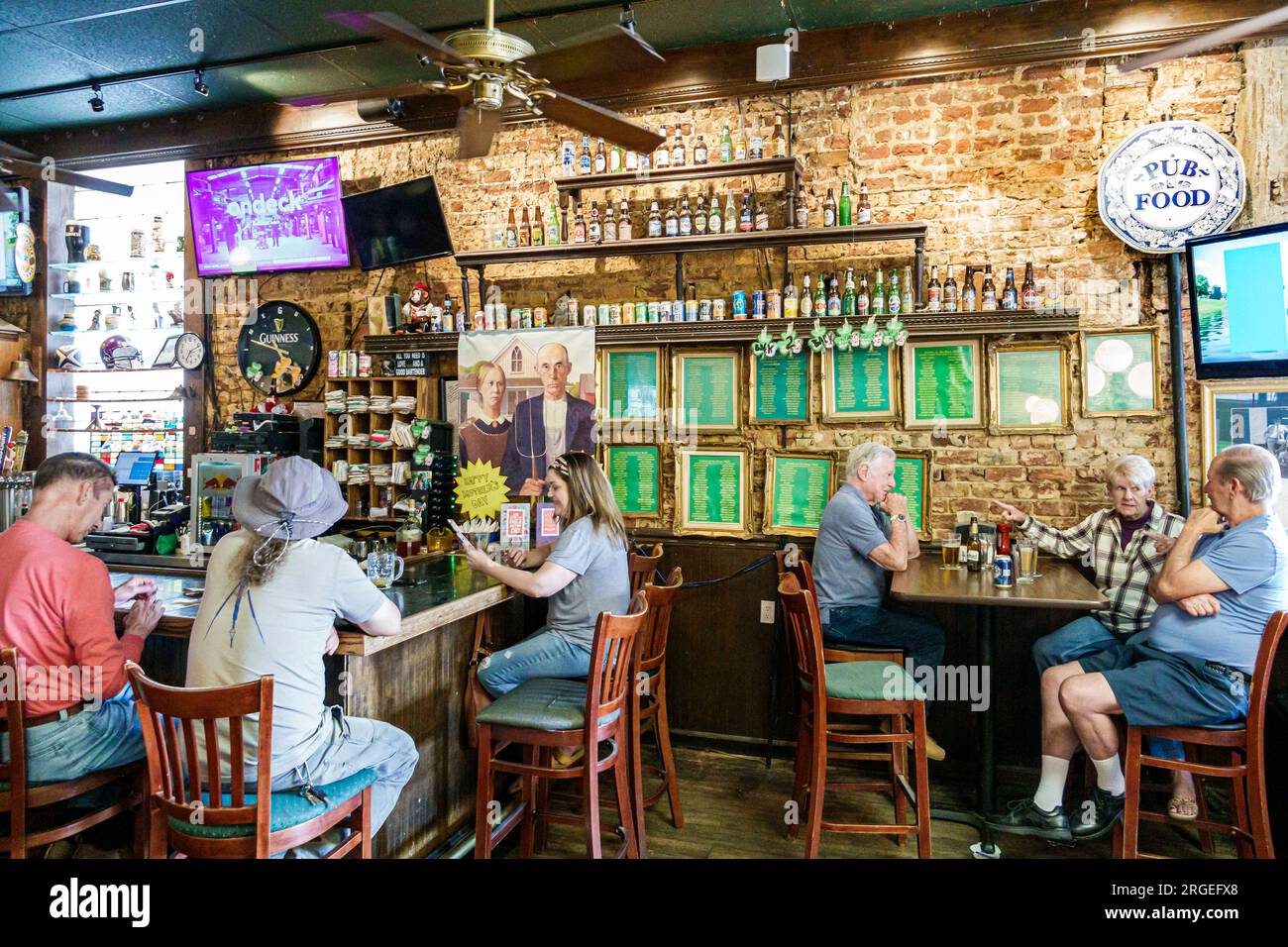 Hendersonville North Carolina,Main Street,Hannah Flanagan's Irish Pub & Eatery,bar drinking,man men male,woman women lady female,adults residents,coup Stock Photo