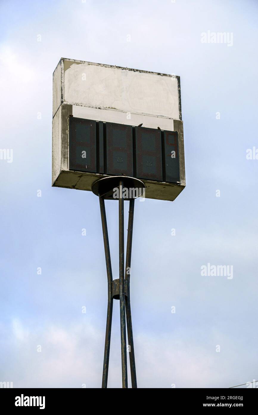 Gastonia North Carolina,tall highway sign pole pylon,empty blank closed business economy job losses Stock Photo