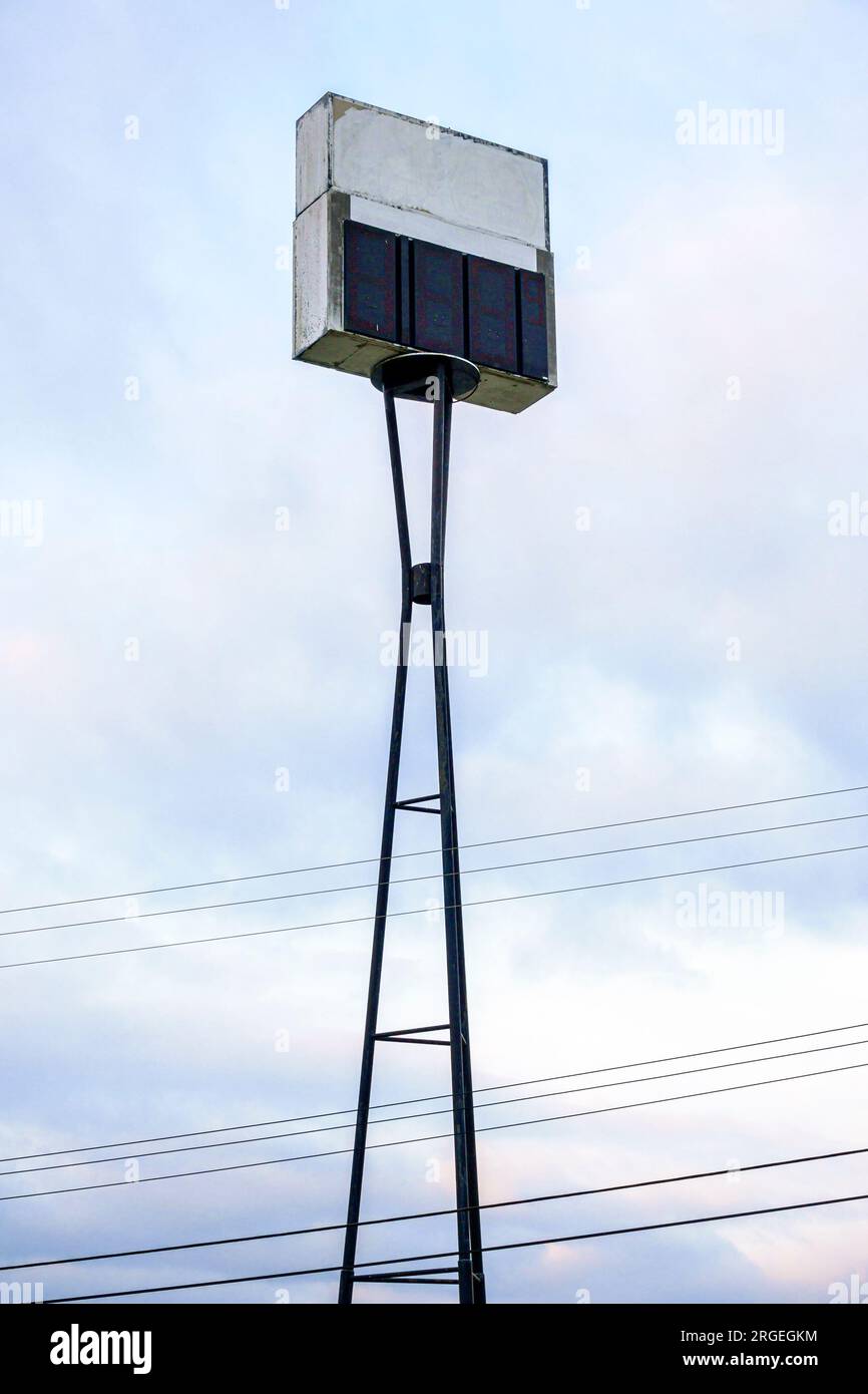 Gastonia North Carolina,tall highway sign pole pylon,empty blank closed business economy job losses Stock Photo