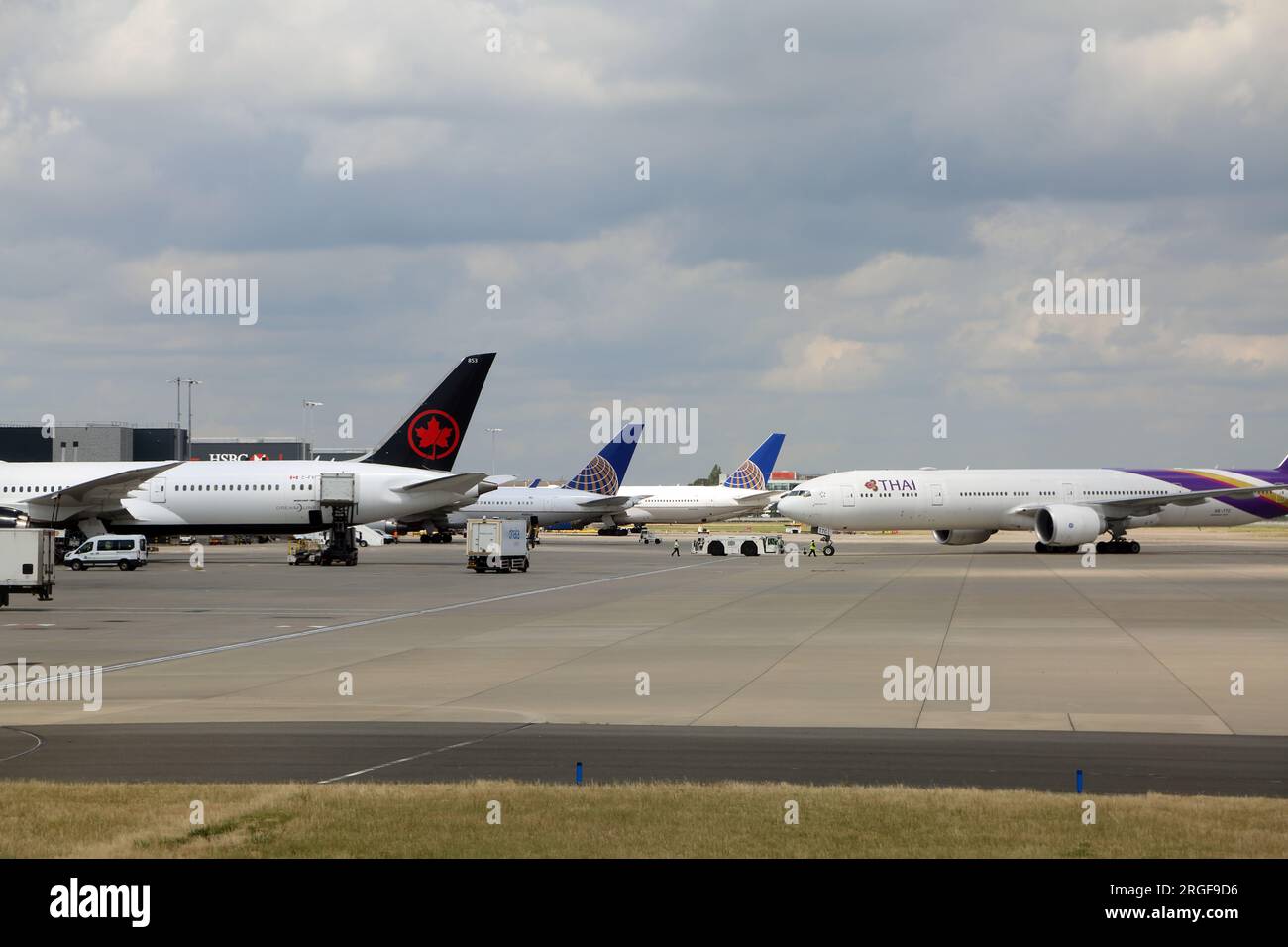 Aeroplanes and airport hi-res stock photography and images - Alamy
