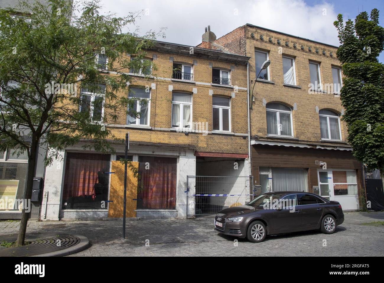 Vilvoorde, Belgium. 09th Aug, 2023. Illustration picture shows the sqaut where a person died yesterday after a fight, in the Kolveniersstraat street in Vilvoorde, Wednesday 09 August 2023. Yesterday police invaded a squatted building, where they found the heavy mutilated body of a person. 14 people armed with bats and knives were arrested. BELGA PHOTO NICOLAS MAETERLINCK Credit: Belga News Agency/Alamy Live News Stock Photo